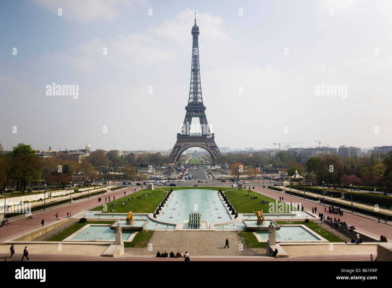 A view of the Jardins du Trocadero and Eiffel Tower from the Palais de ...