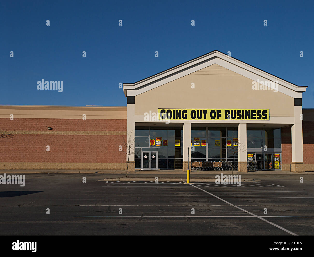 Storefront showing going out of business sign Stock Photo Alamy