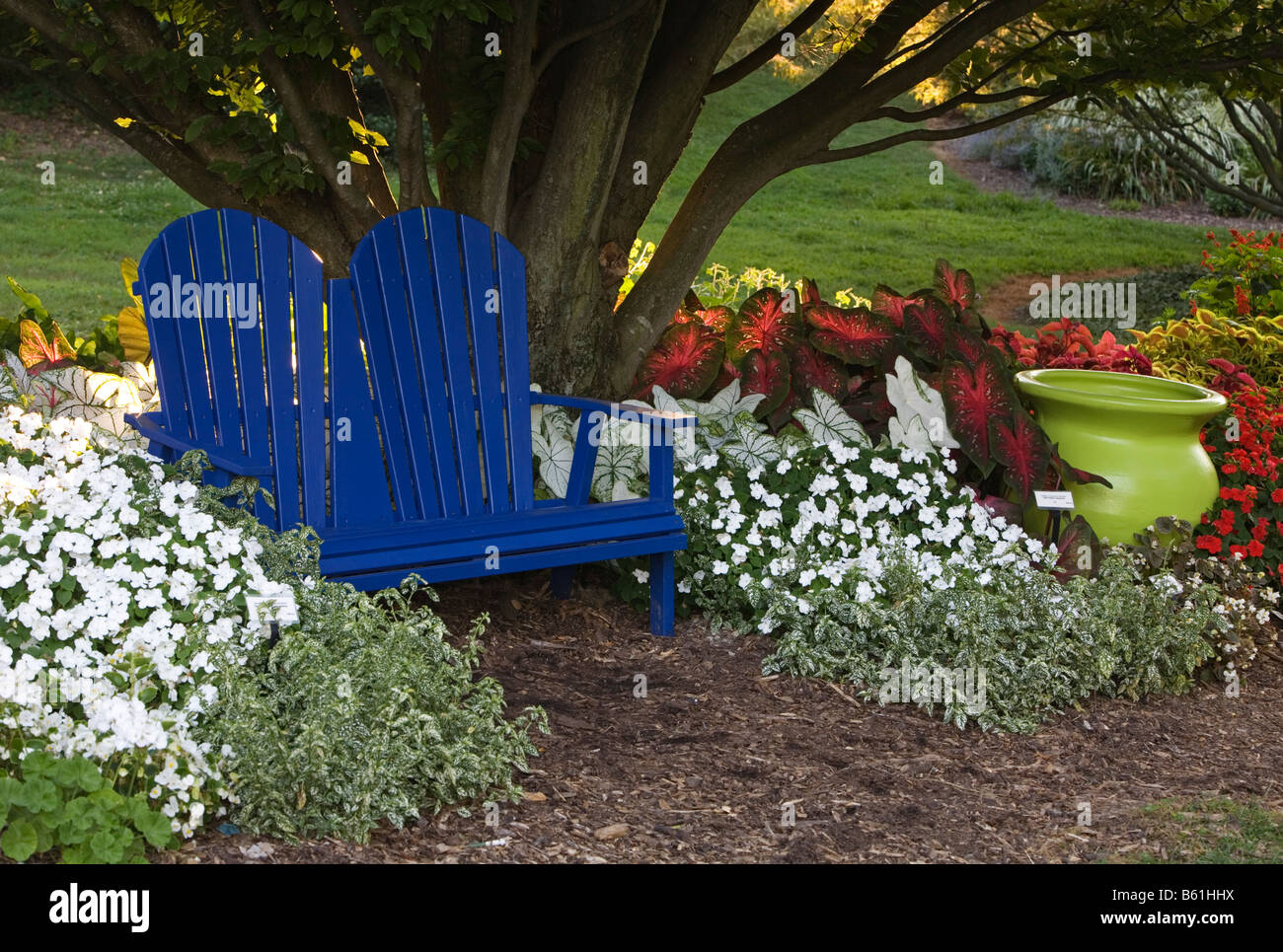 Blue bench hi-res stock photography and images - Alamy