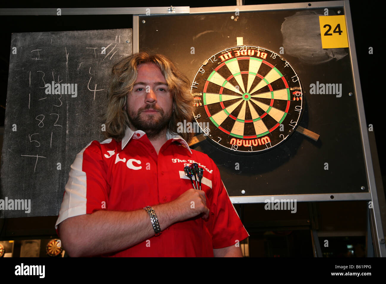 Man playing darts hires stock photography and images Alamy
