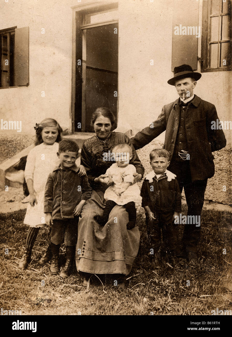 Historical photo, family picture with 4 children, 1921 Stock Photo