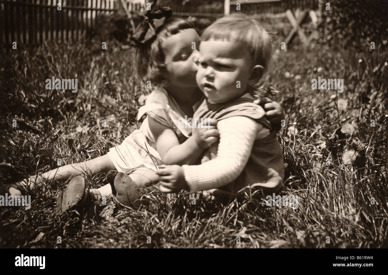 Historical photo, small girl kissing a boy, 1939 Stock Photo