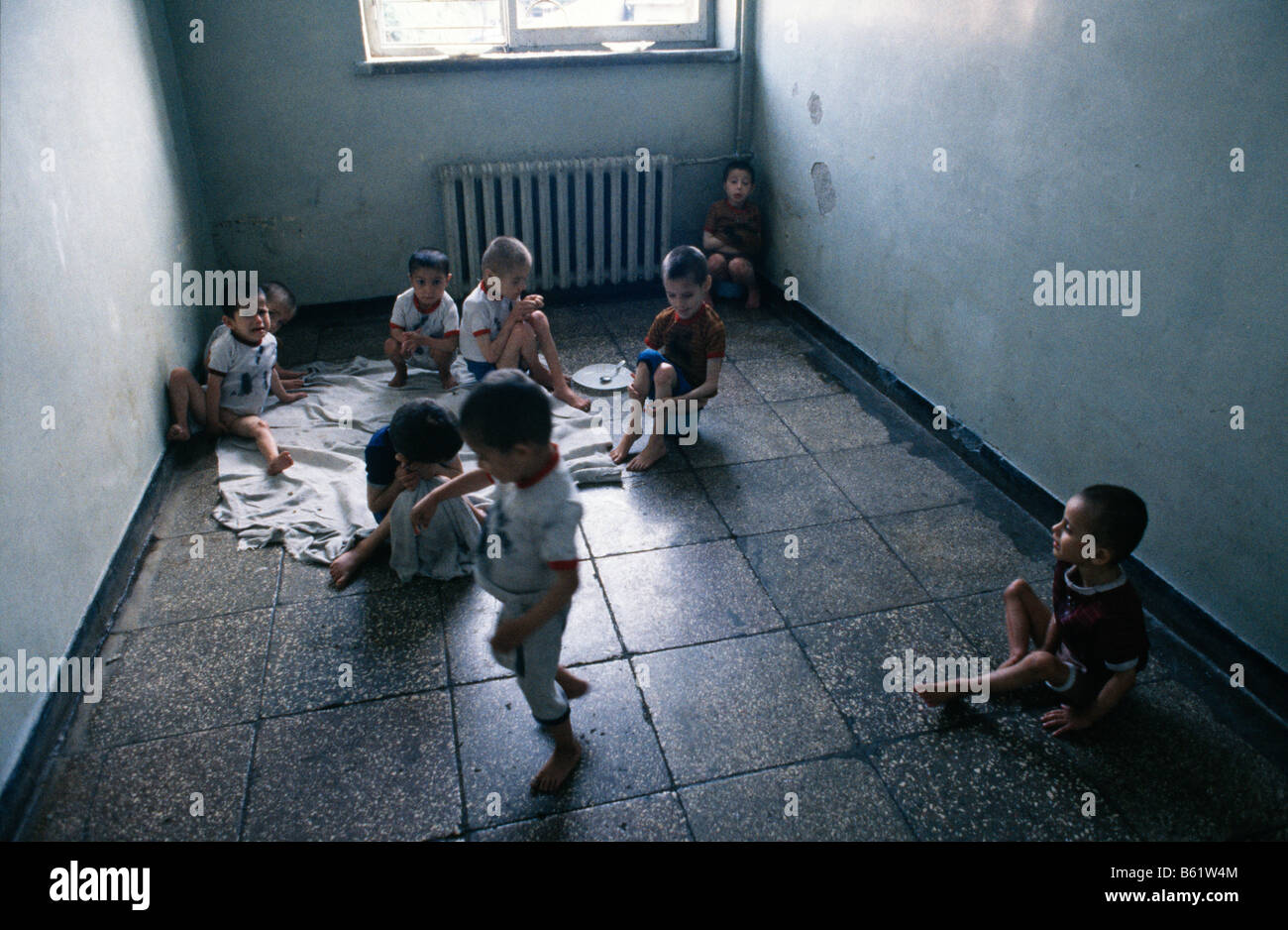 Children in a squalid hospital orphanage in Shkodra, Albania, 1992 Stock Photo