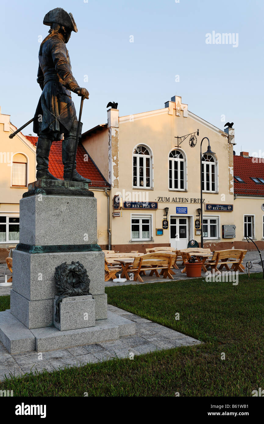 Statue of Friedrich II, King of Prussia, historic pub Zum Alten Fritz, Letschin municipality, Oderbruch region, Maerkisch-Oderl Stock Photo