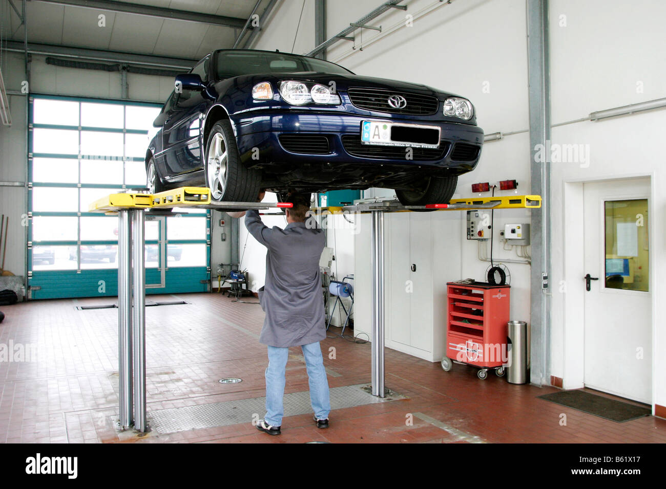 Man examining a car in a Stock Photo Alamy