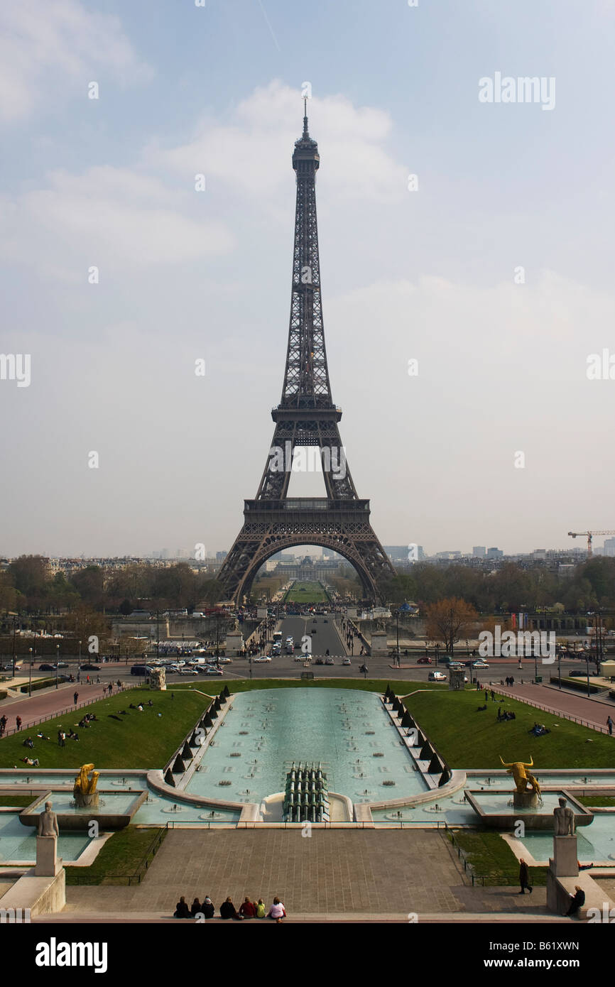A view of the Jardins du Trocadero and Eiffel Tower from the Palais de ...