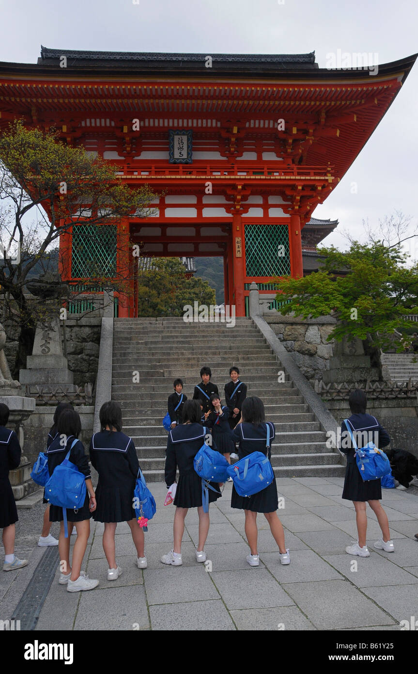 School boys wearing Prussian uniforms and school girls wearing uniforms with sailor collars in front of the Kiyomizu Temple com Stock Photo