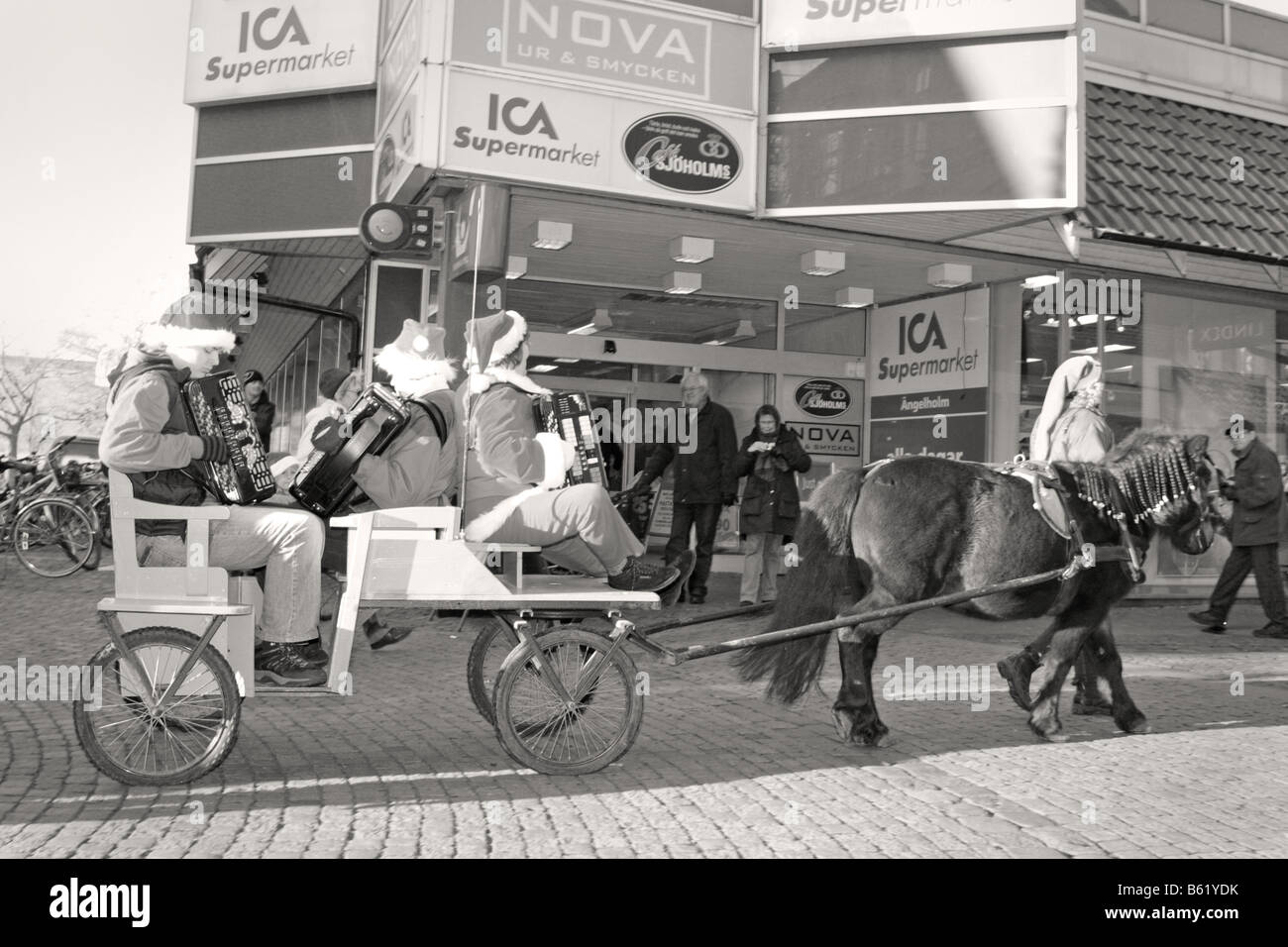 swedish santa claus parade with horse and wagon svensk tomteparad med häst och vagn Stock Photo