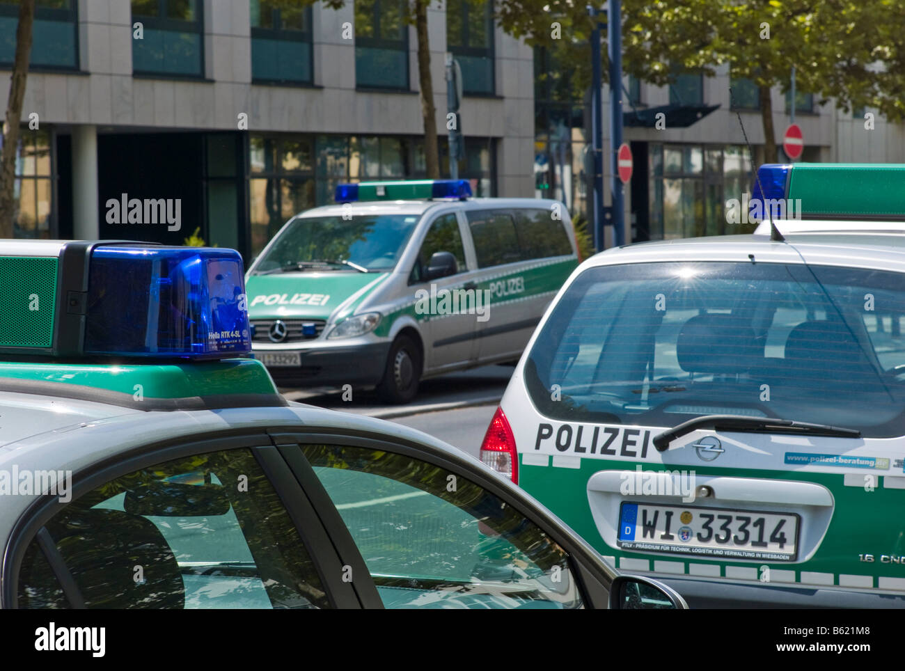Streifenwagen der Polizei mit Blaulicht eingeschaltet und Sirene,  Deutschland, Europa Stockfotografie - Alamy