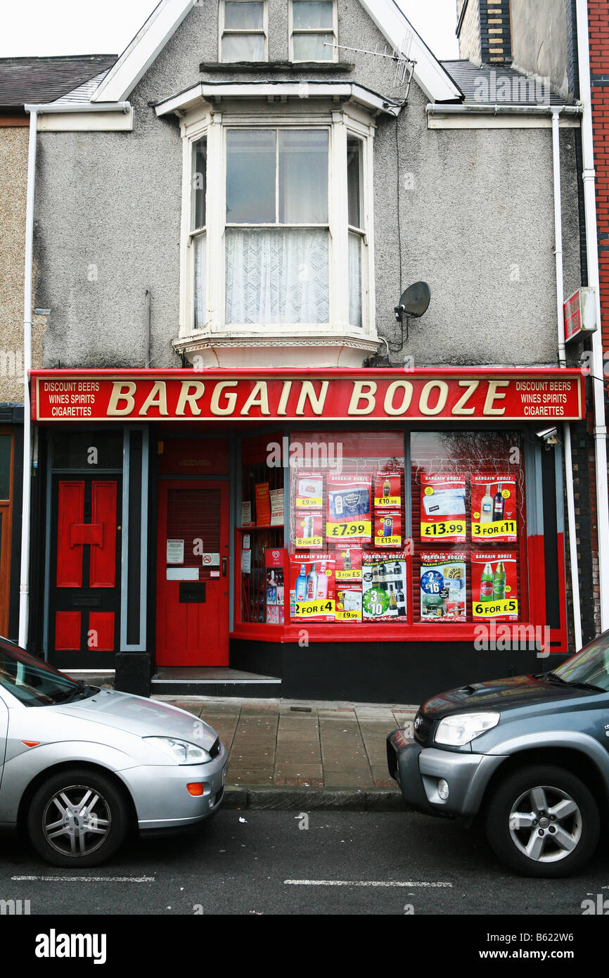 Typical bargain booze cheap alcohol drink shop retail store on UK town centre high street selling discounted alcoholic beverages Stock Photo