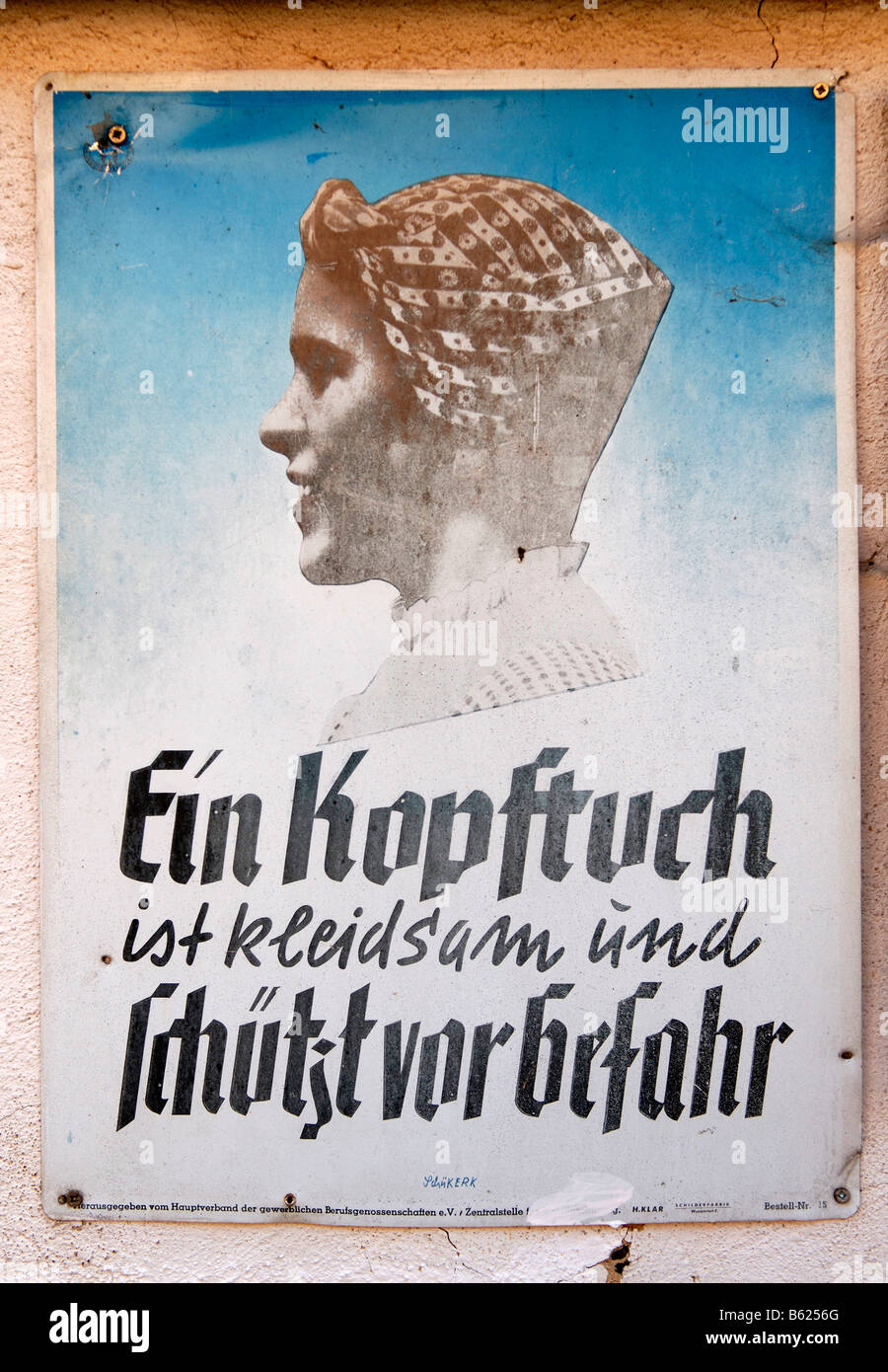 Ein Kopftuch ist kleidsam und schuetzt vor Gefahr, or a headscarf is becoming and protects from danger, a warning sign of the W Stock Photo