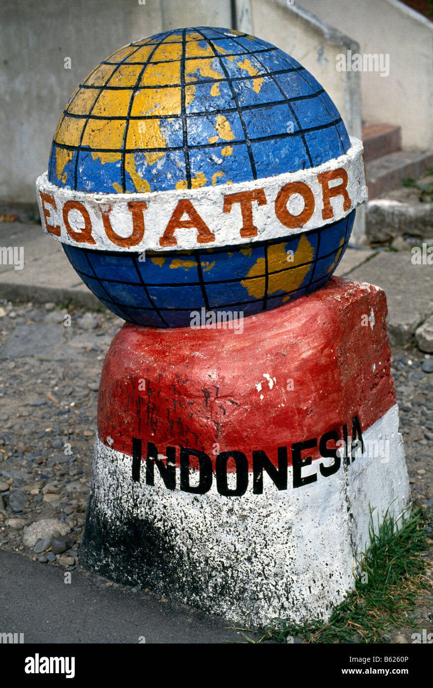 Equator marker hi-res stock photography and images - Alamy