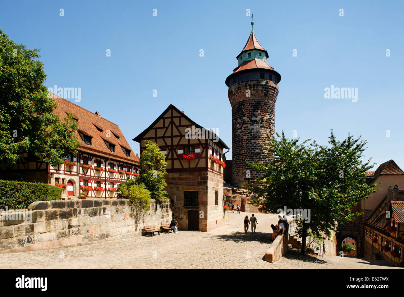 Nuremberg Castle or Kaiserburg, fore-court, half-timbered houses, deep well, Sinnwellturm Tower, historic city centre, Nurember Stock Photo