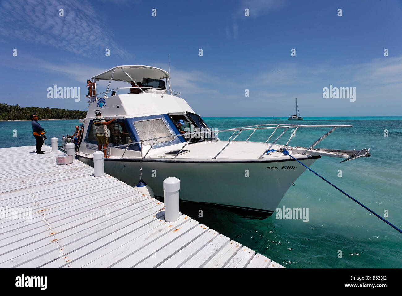 Diving boat at the jetty in front of the island and nature park of Half Moon Cay, Turneffe Atoll, Belize, Central America, Cari Stock Photo