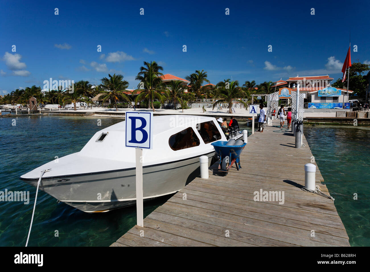 Scuba diving boat hi-res stock photography and images - Alamy