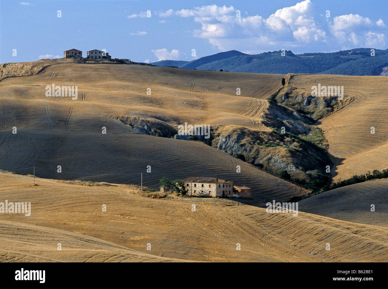 Farmstead amongst harvested wheat fields, Le Crete near Pievina, Siena Province, Tuscany, Italy, Europe Stock Photo