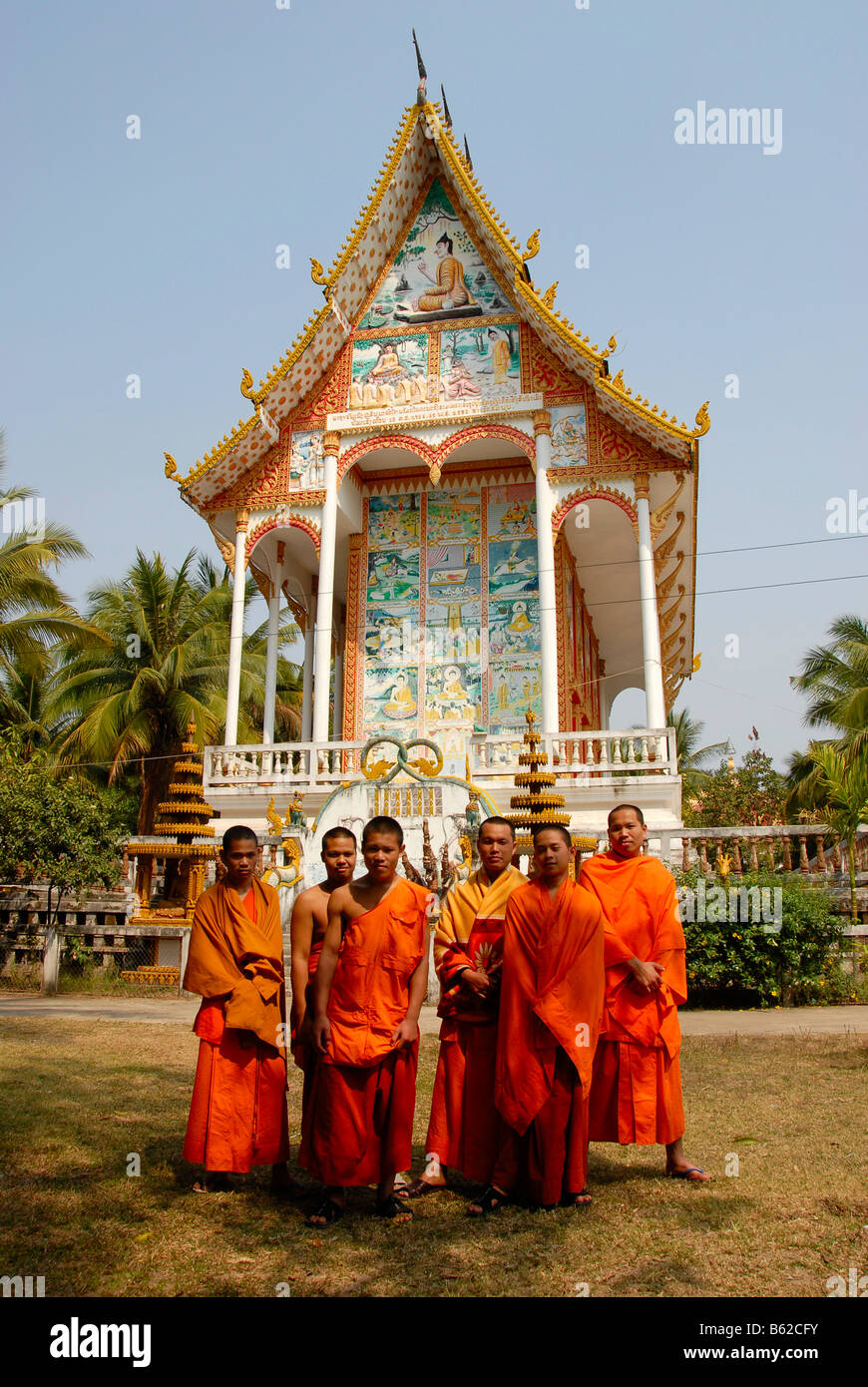 A group of Buddhist monks in front of the tall main hall, Sim, Wat Amon Temple, Vientiane, Laos, Southeast Asia Stock Photo