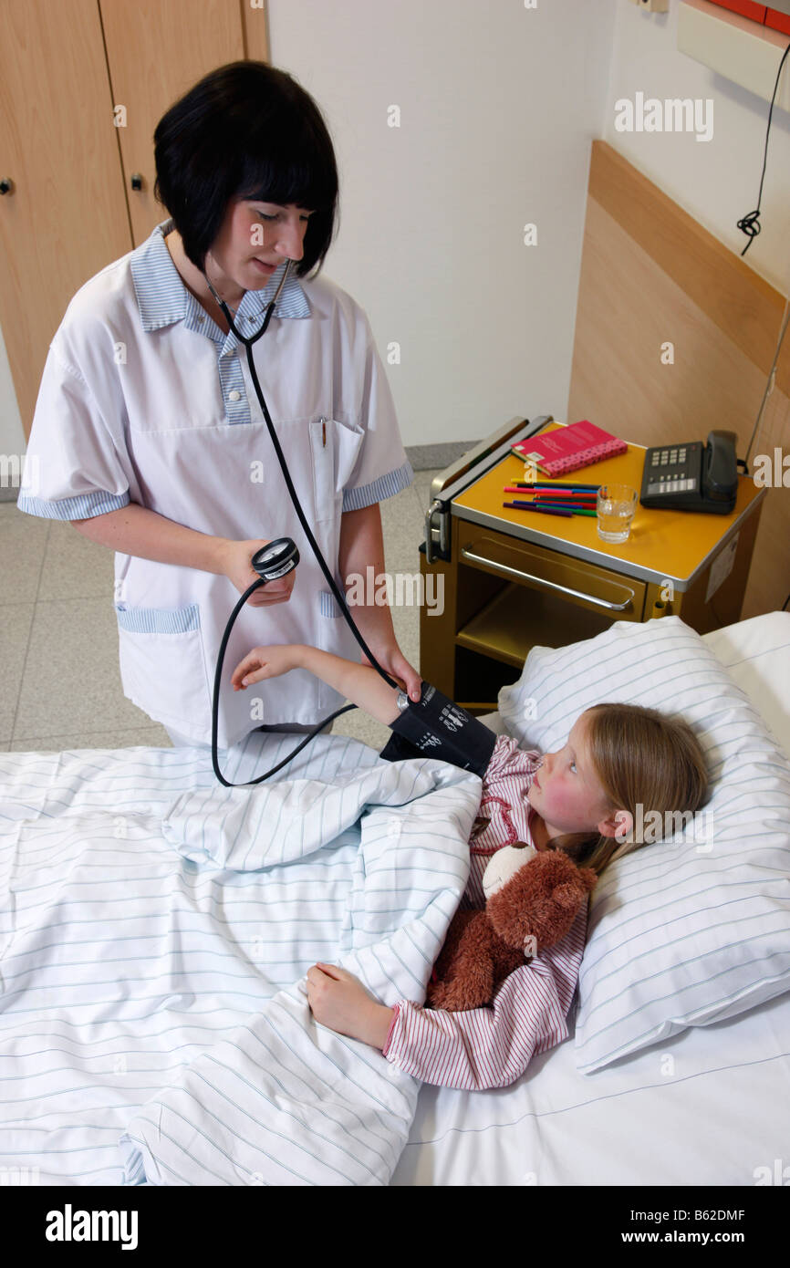 Nurse checking blood pressure child hi-res stock photography and images ...