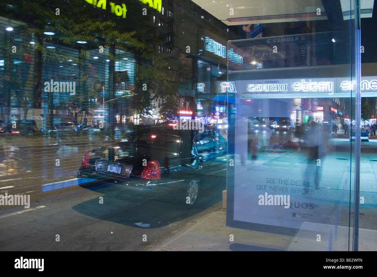 New york city bus shelter hi-res stock photography and images - Alamy