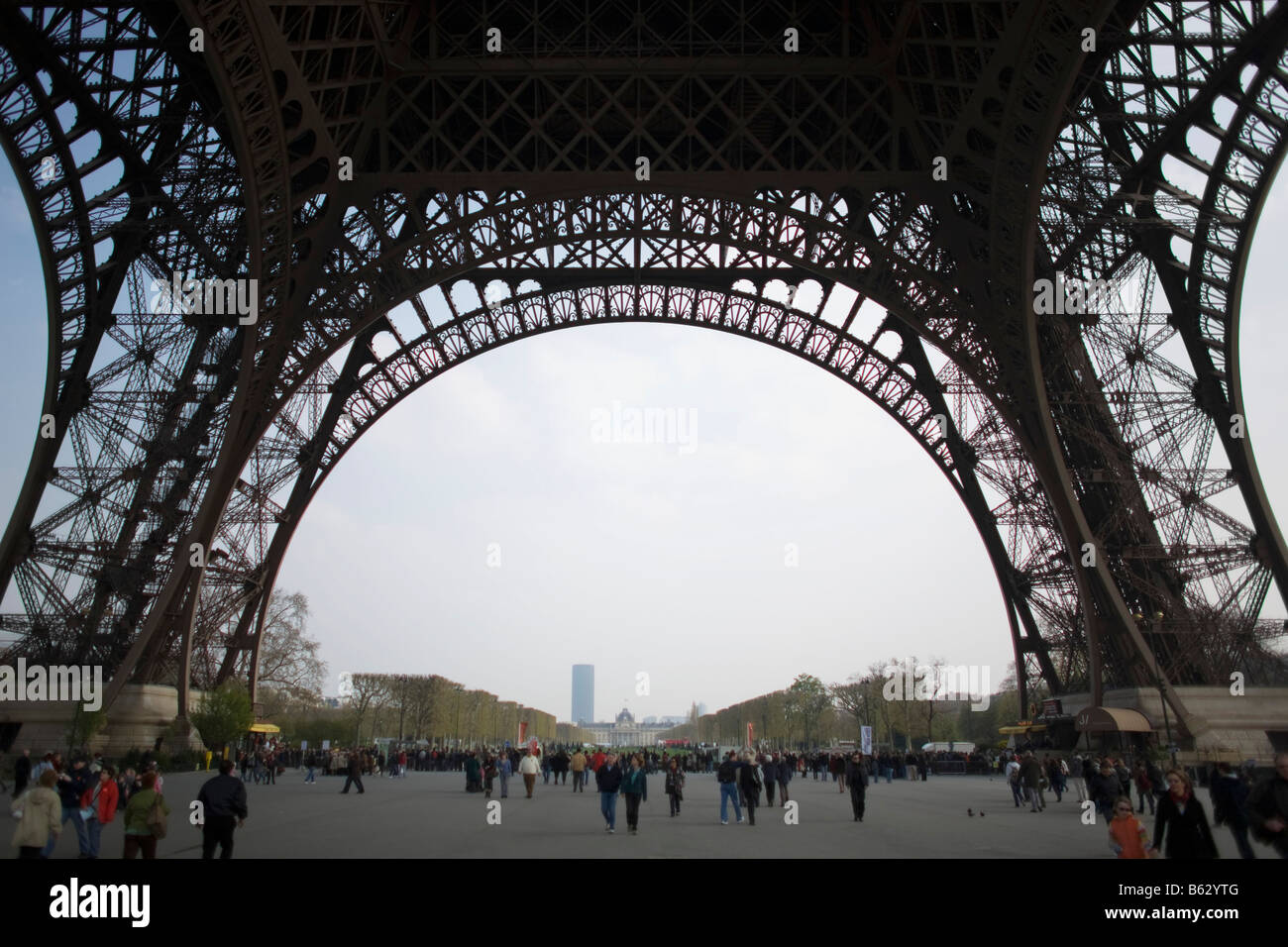 Visitors to the Eiffel Tower observe Paris’ iconic structure Stock ...