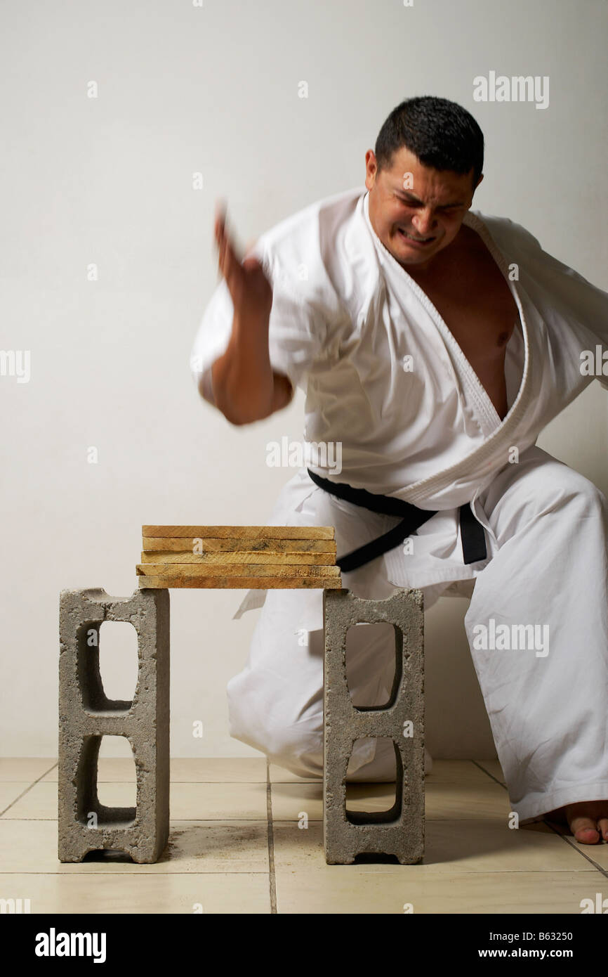 Breaking wood karate hi-res stock photography and images - Alamy