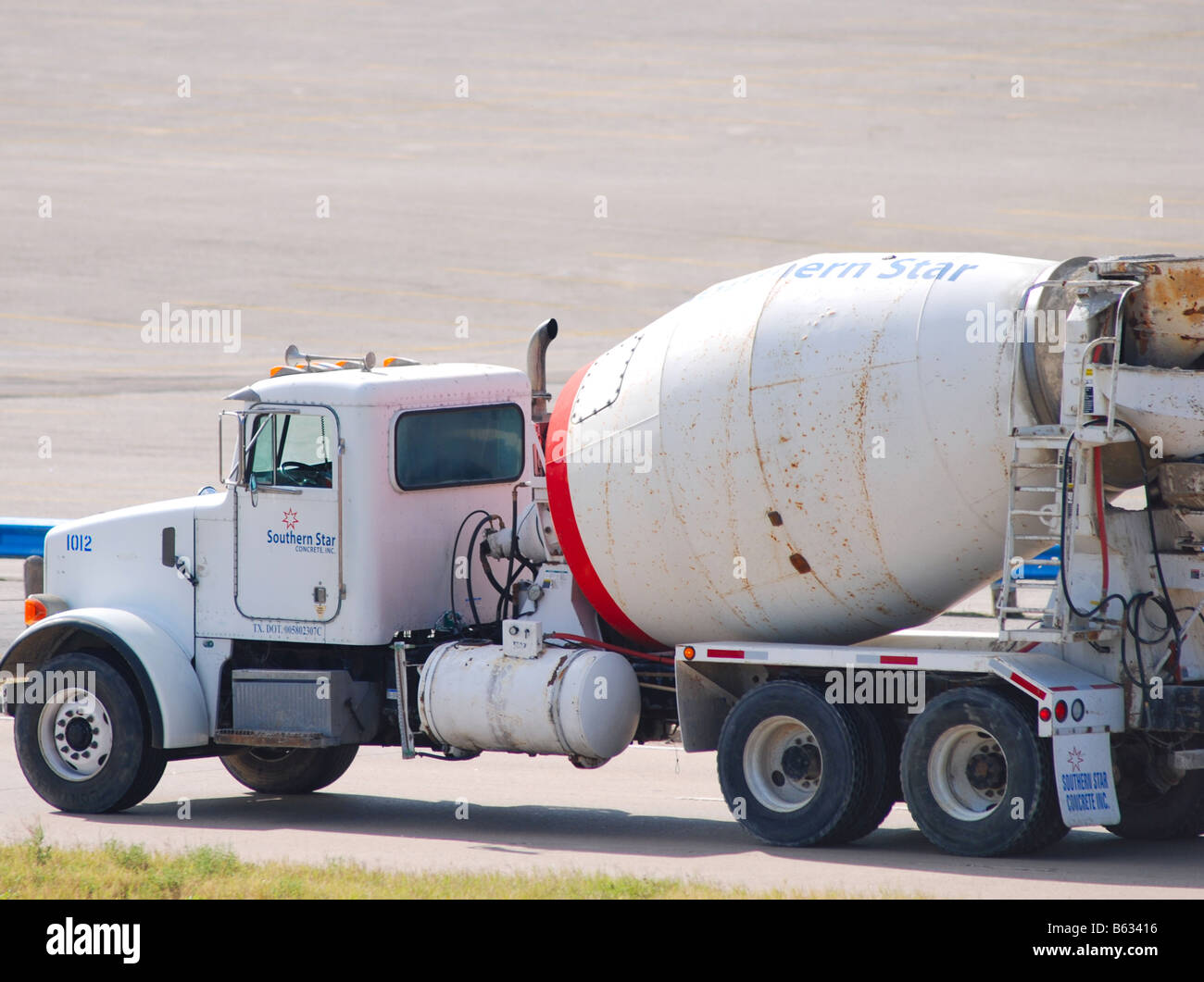 Moving cement mixer truck hires stock photography and images Alamy