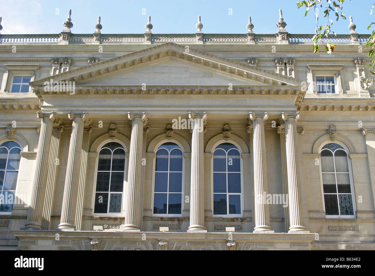 Building facade columns hi-res stock photography and images - Alamy