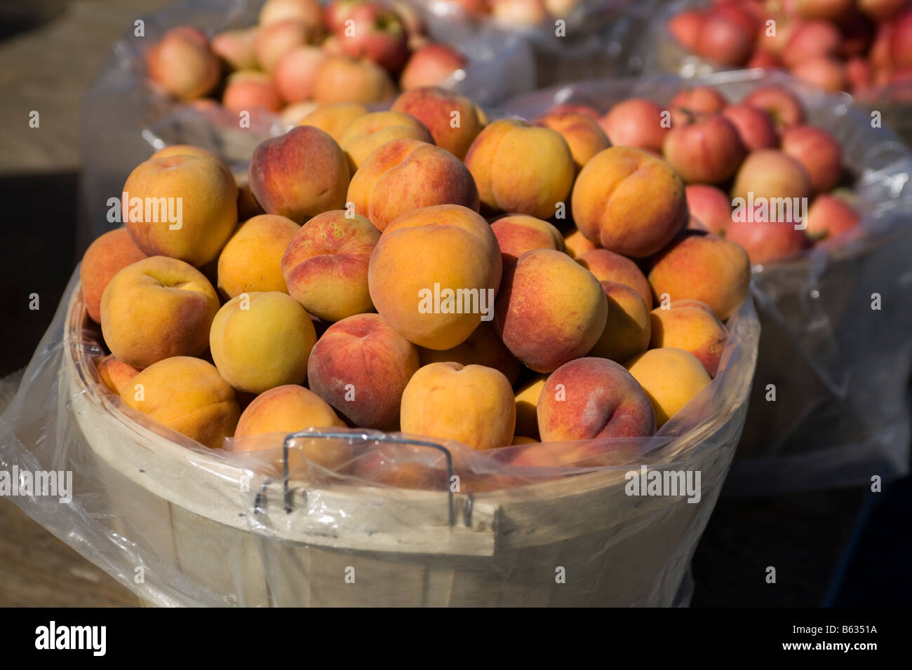 Bushel basket of peaches hires stock photography and images Alamy