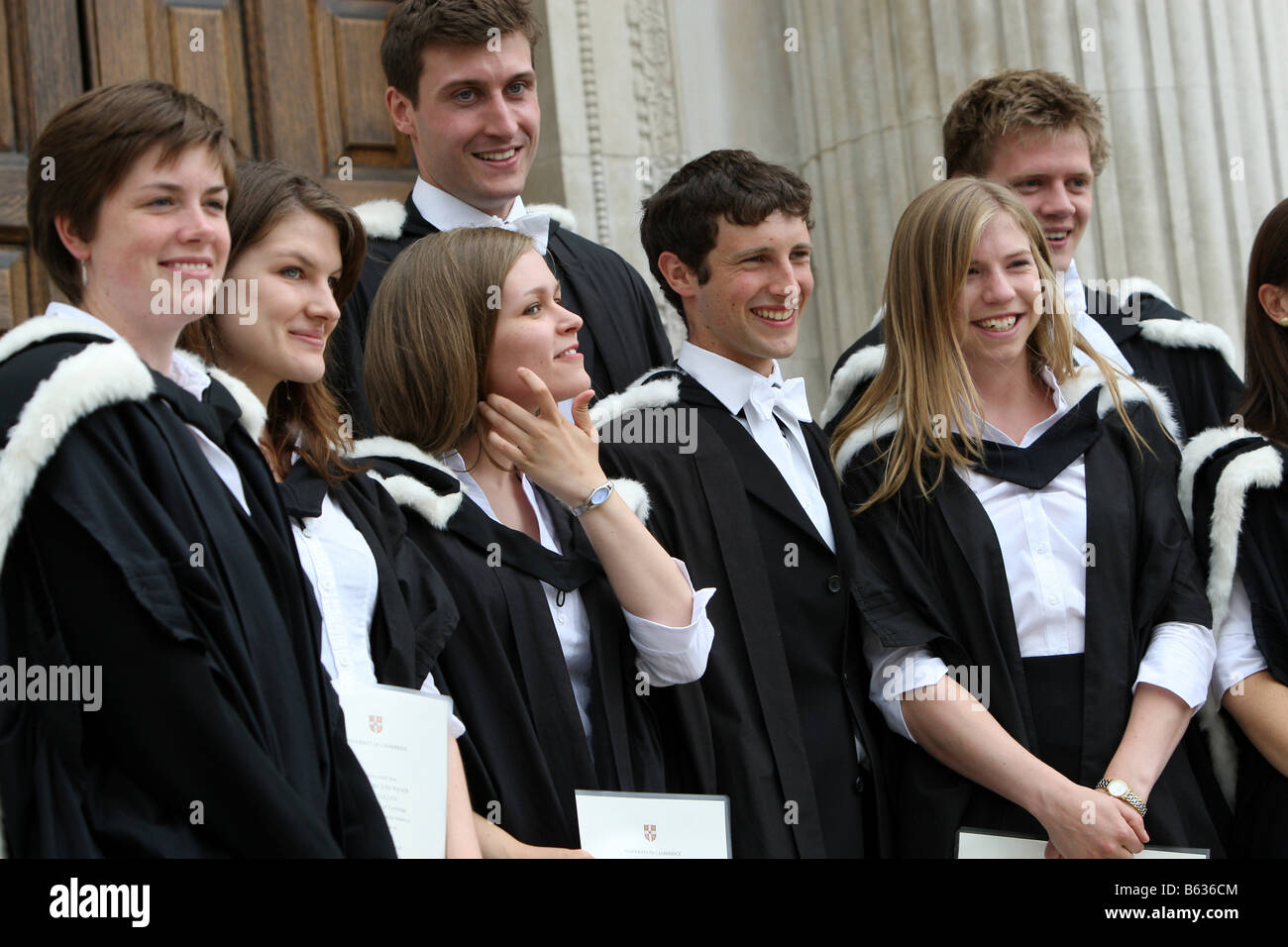 Поступить русский общество английский. Cambridge University uniform. Ученики из Кембриджа. Хор мальчиков Кембриджского университета. Выпускники Писатели Кембриджского университета коллаж.