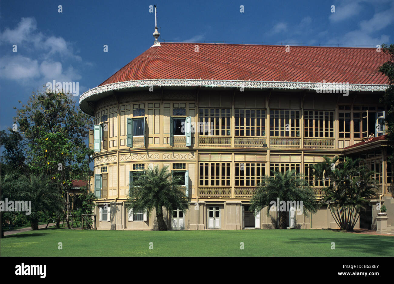 Vimanmek Teak Mansion, built in 1868, in the grounds of Chitlada Palace, Bangkok, Thailand. World's largest teak dwelling. Stock Photo