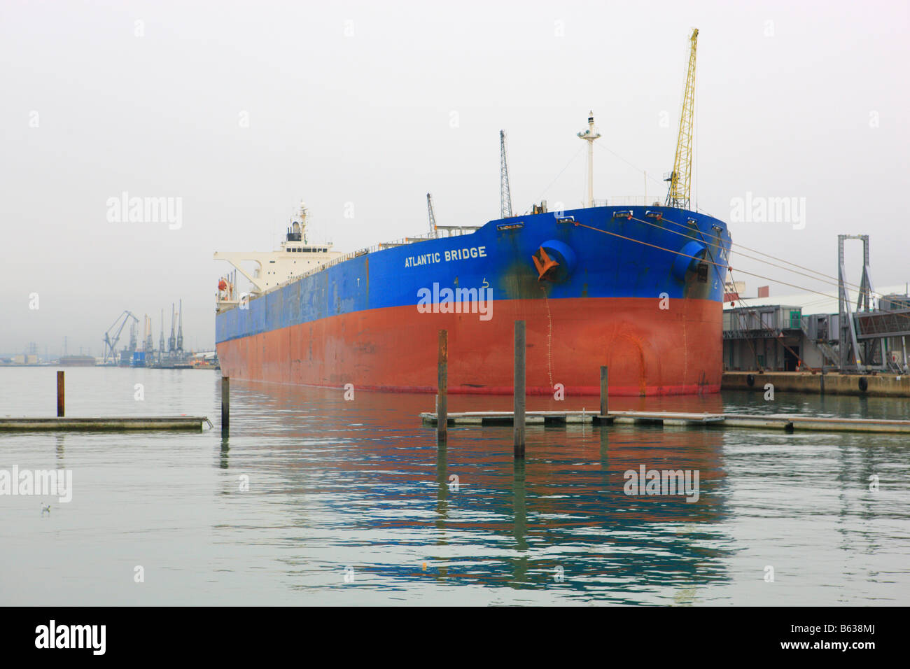 Ship berthed in southampton hi-res stock photography and images - Alamy