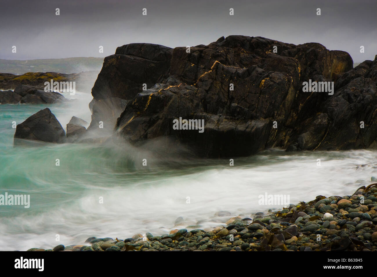 Waves break on rocks beach hi-res stock photography and images - Alamy