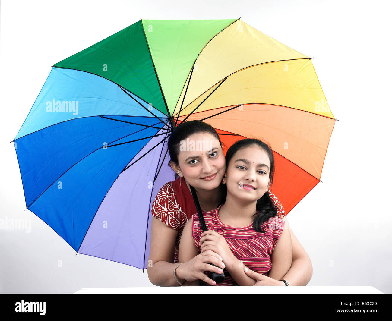 Мама зонтик. Семья под зонтиком. Фото семья под зонтом. Пара с радужным зонтом. Мама с дочкой под зонтом Радуга.