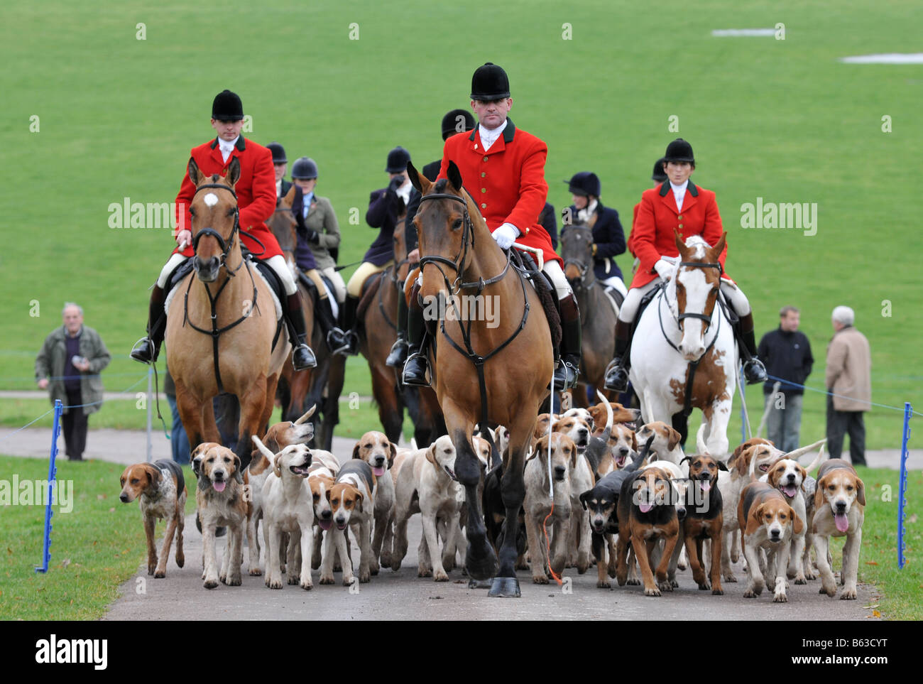 The Croome and West Warwickshire  hunt at a meeting at Ragley Hall in Warwickshire. The Foxhounds and Master of foxhounds. Stock Photo