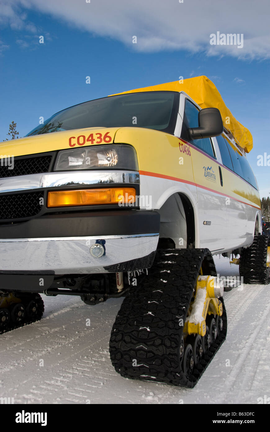 Yellow snowcoach hires stock photography and images Alamy