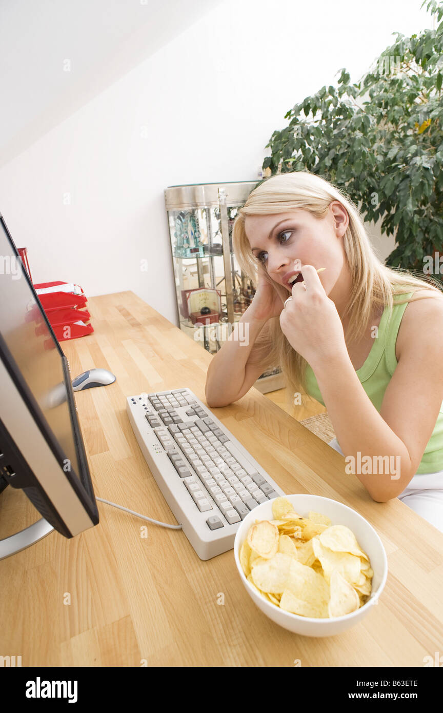 Naschen am Arbeitsplatz Nibbling while working Stock Photo