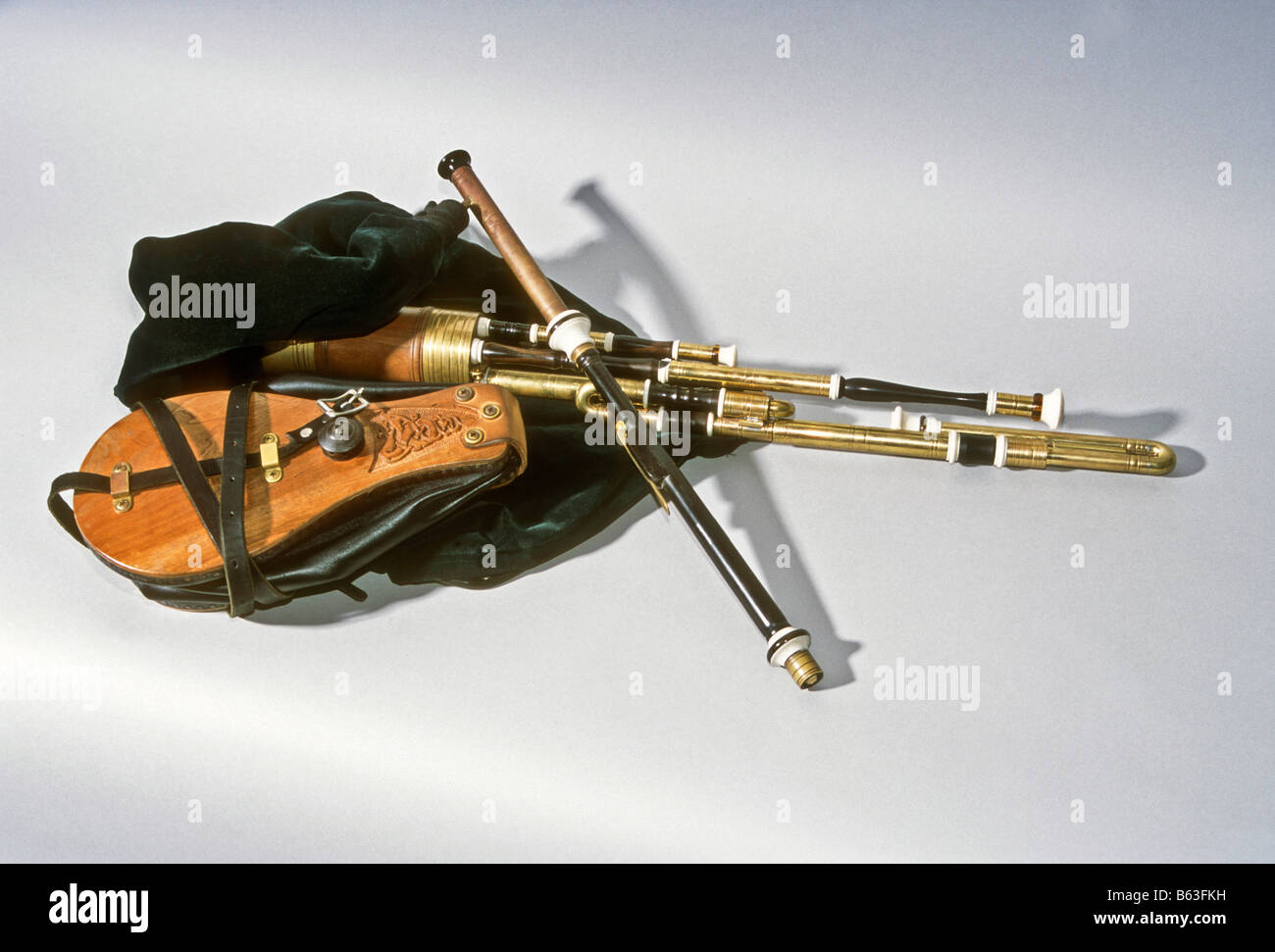 Uilleann bagpipes hires stock photography and images Alamy