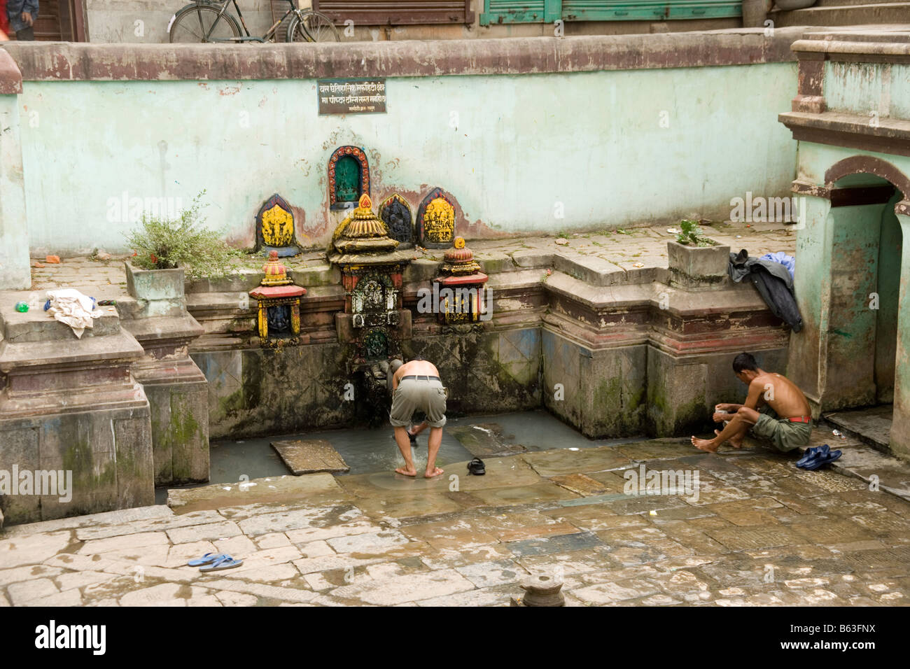 men bathing in a public bath in central Kathmandu, Nepal Stock Photo