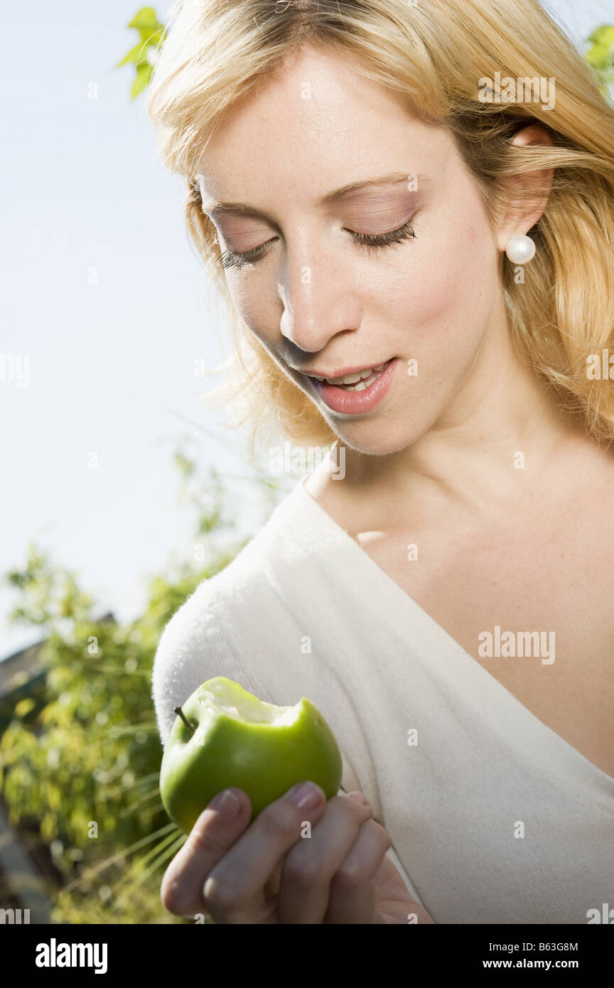 Mädchen mit apfel hi-res stock photography and images - Alamy