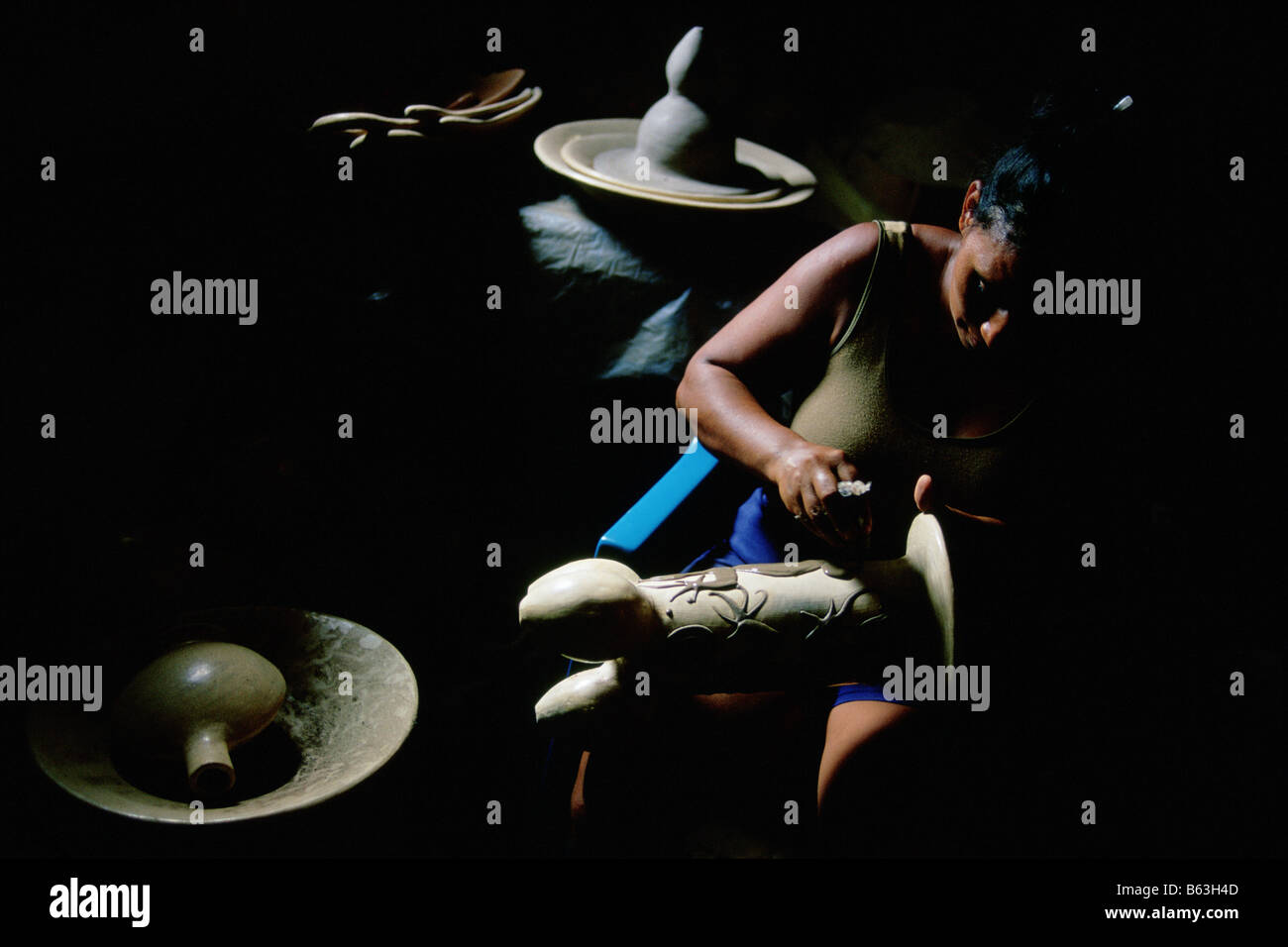 HONDURAS / La Arada / Woman producing Lenca pottery. The Lenca people are indigenous of Central America. Stock Photo
