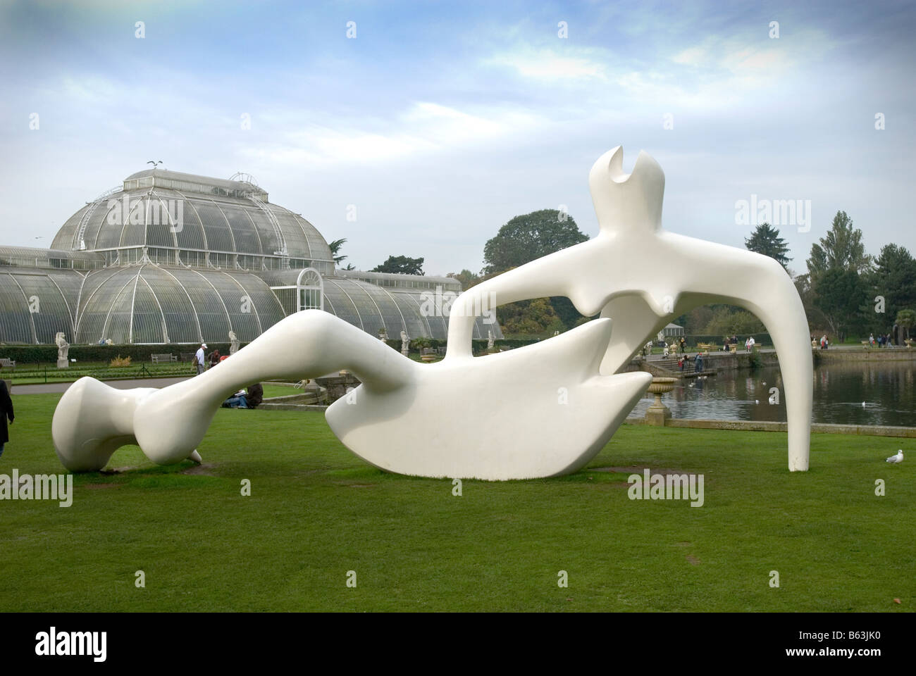 Henry Moore's sculpture Large Reclining Figure at Kew Gardens Stock ...