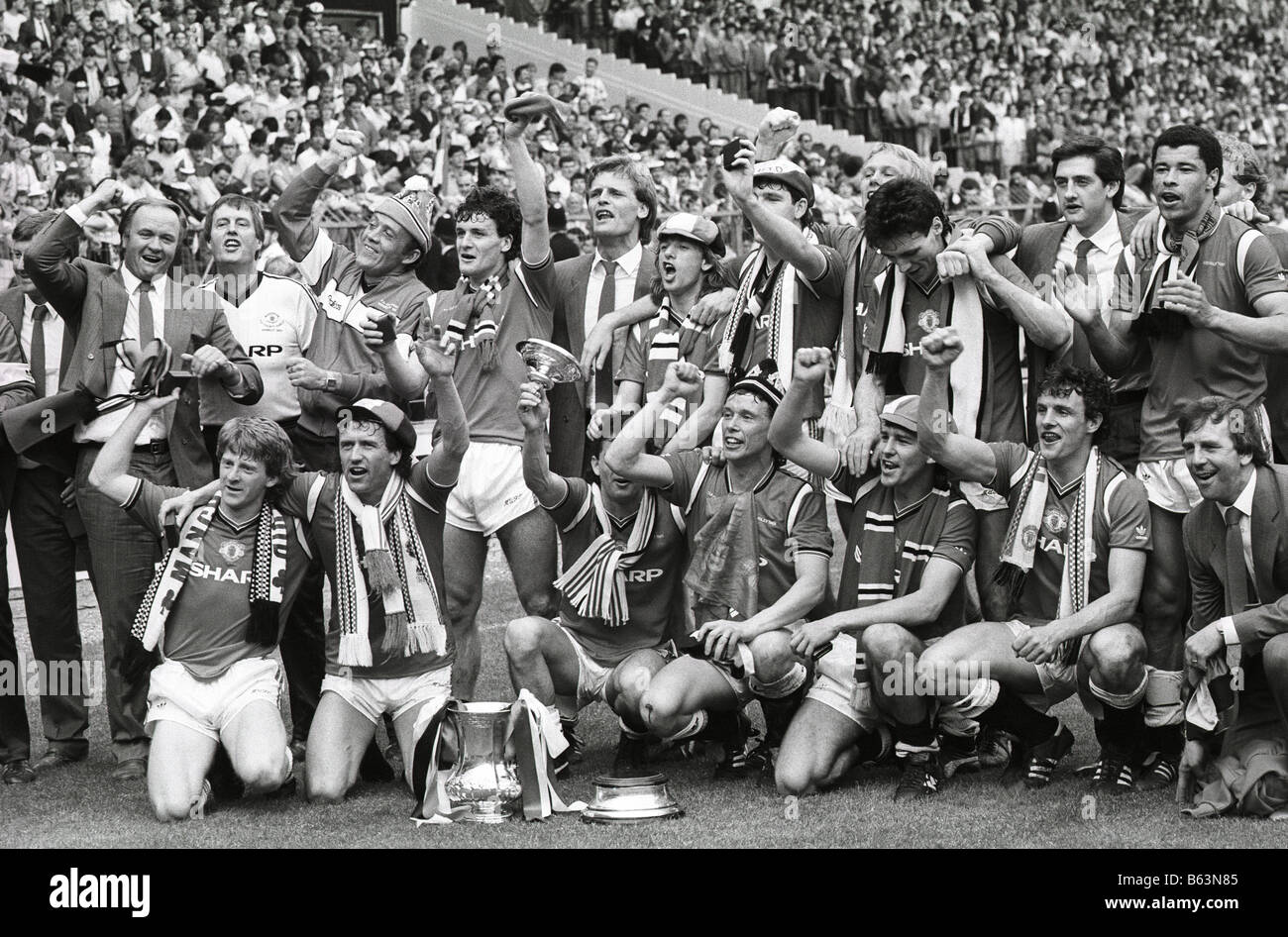 Manchester United celebrate their FA Cup victory against Everton at Wembley in 1985 Stock Photo
