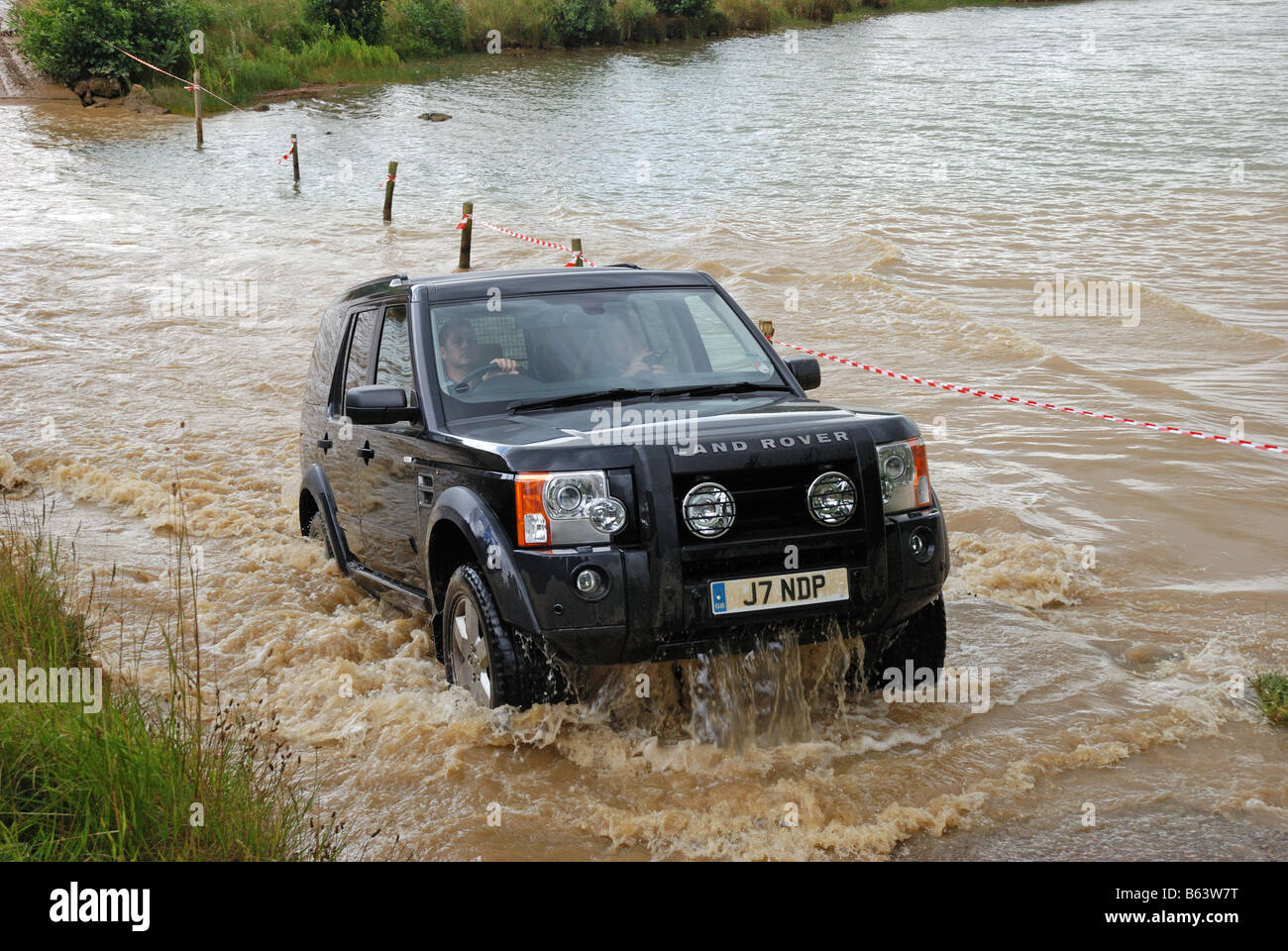 Land Rover Discovery 3 exits the water at Billing 2008 4WD Registration number J7 NDP four wheel drive LRM Show Billing 2008 Stock Photo