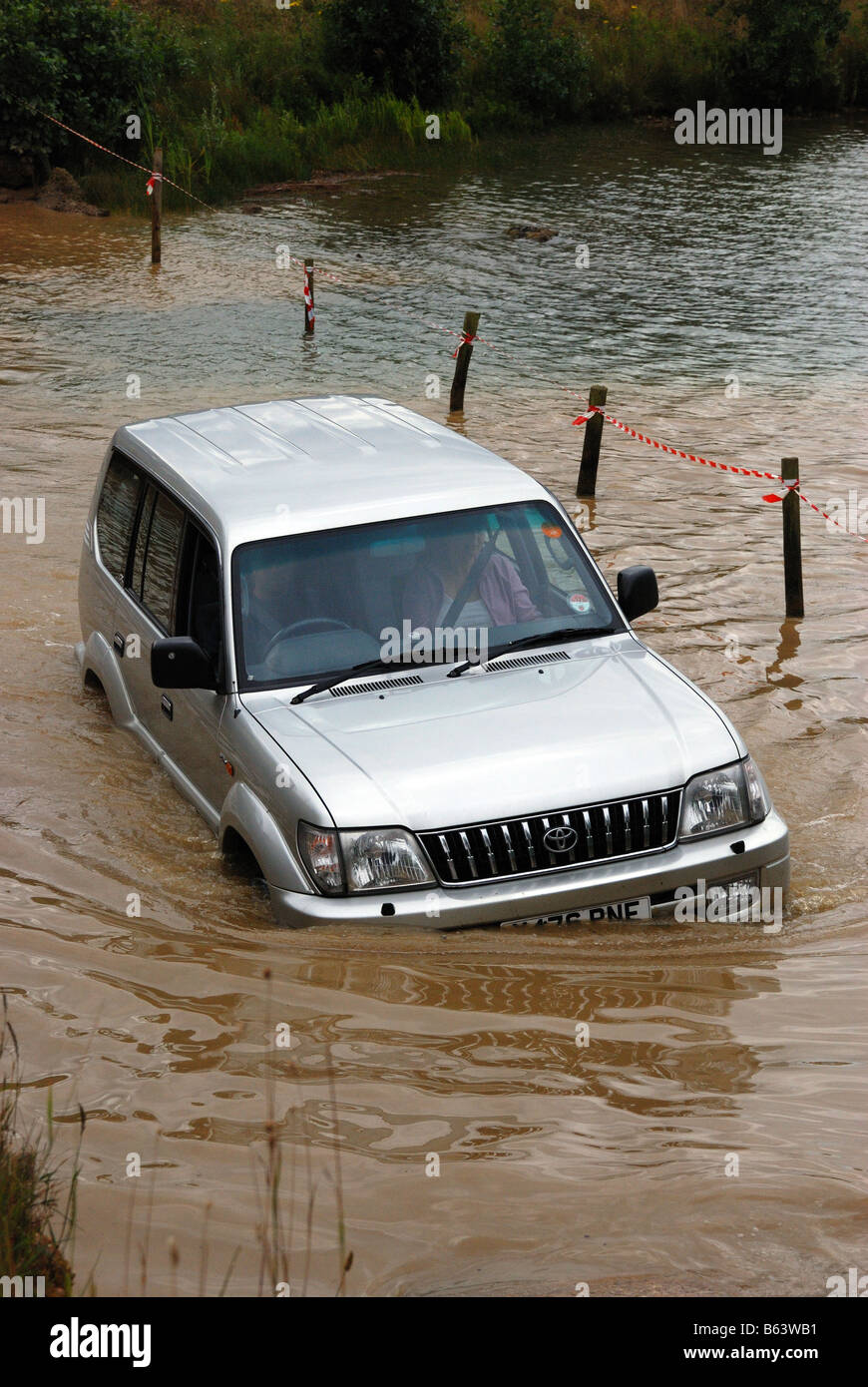 Toyota Colorado crossing water Registration number Y476 PNE 4WD four wheel drive LRM Show Billing 2008 Land Rover Monthly 4 x 4 Stock Photo