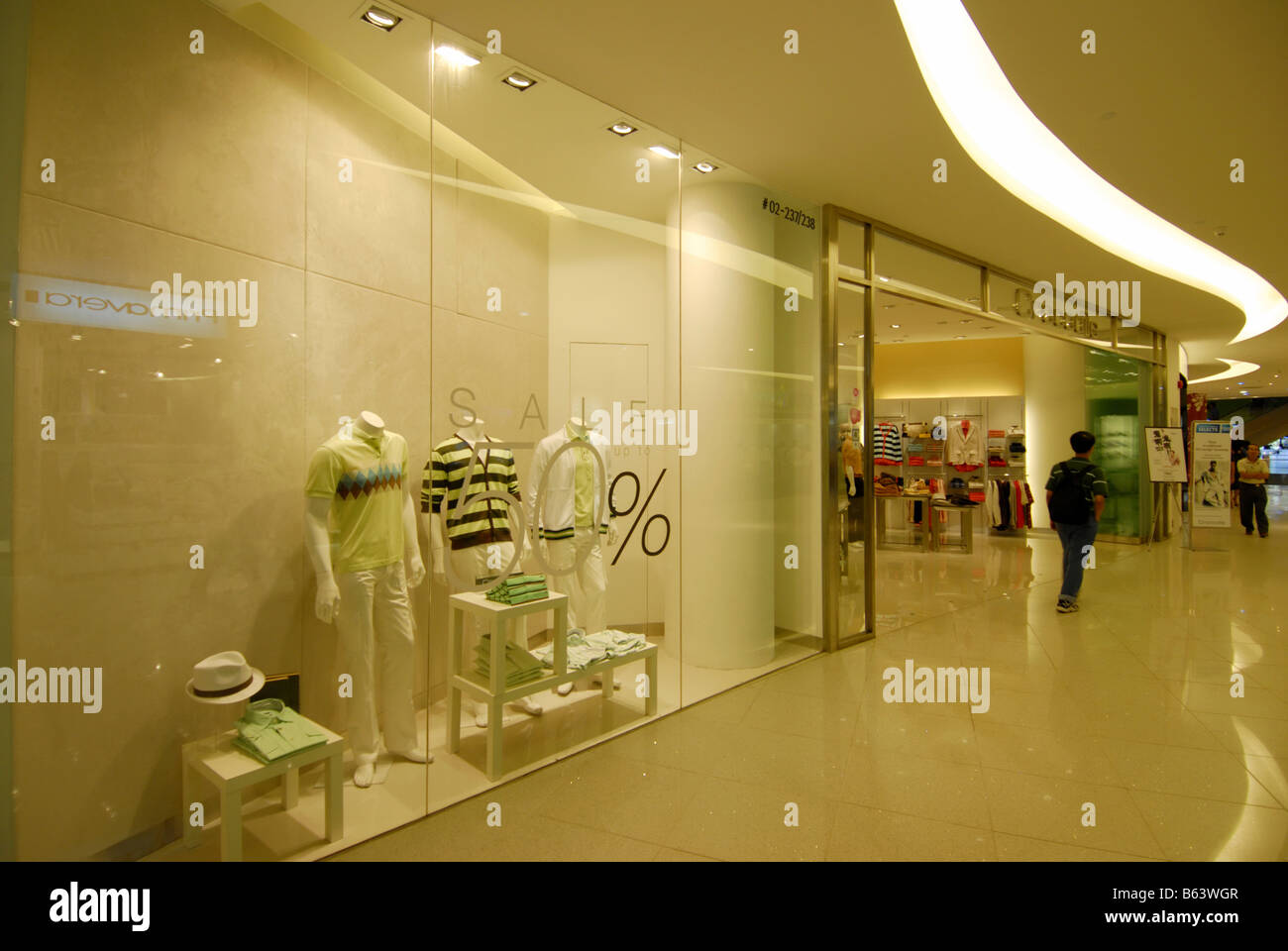 A SHOPPING MALL IN SINGAPORE Stock Photo - Alamy