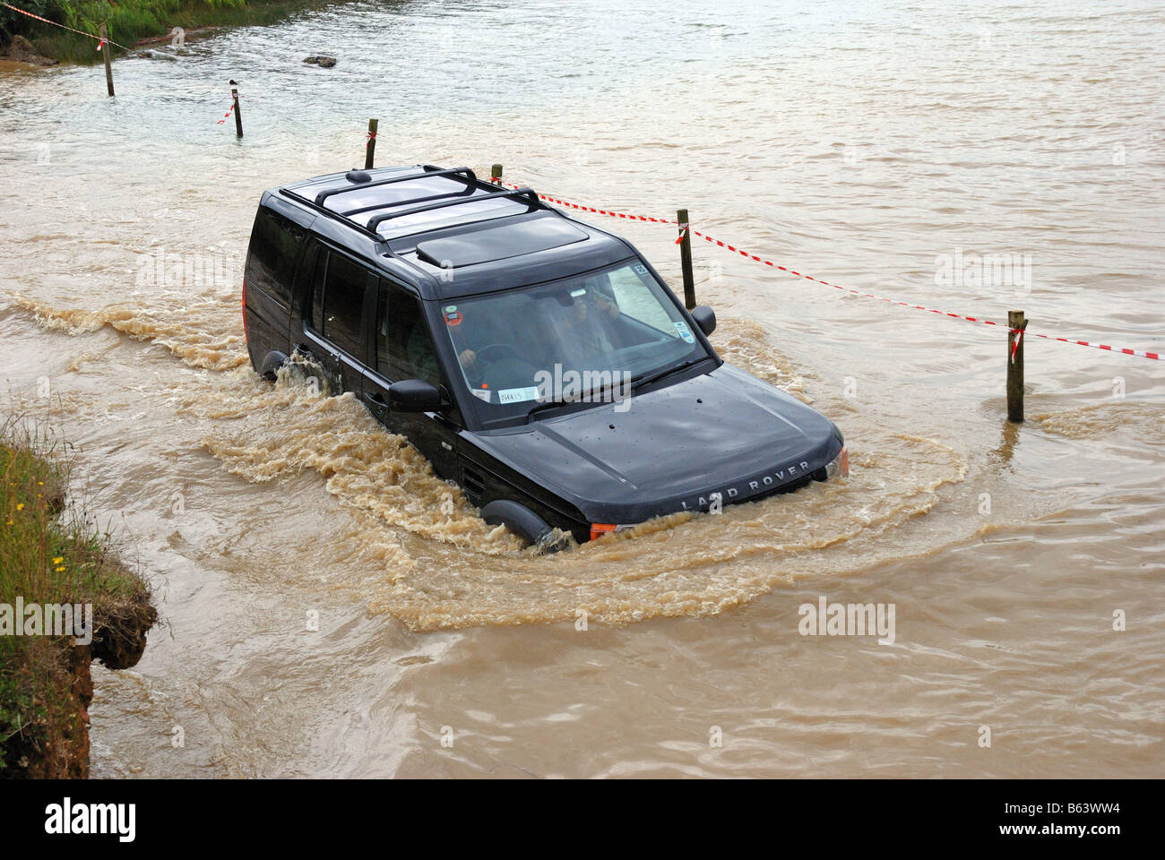 Land Rover Discovery 3 crossing water Registration number N709 NGP 4WD four wheel drive LRM Show Billing 2008 Land Rover Monthly Stock Photo