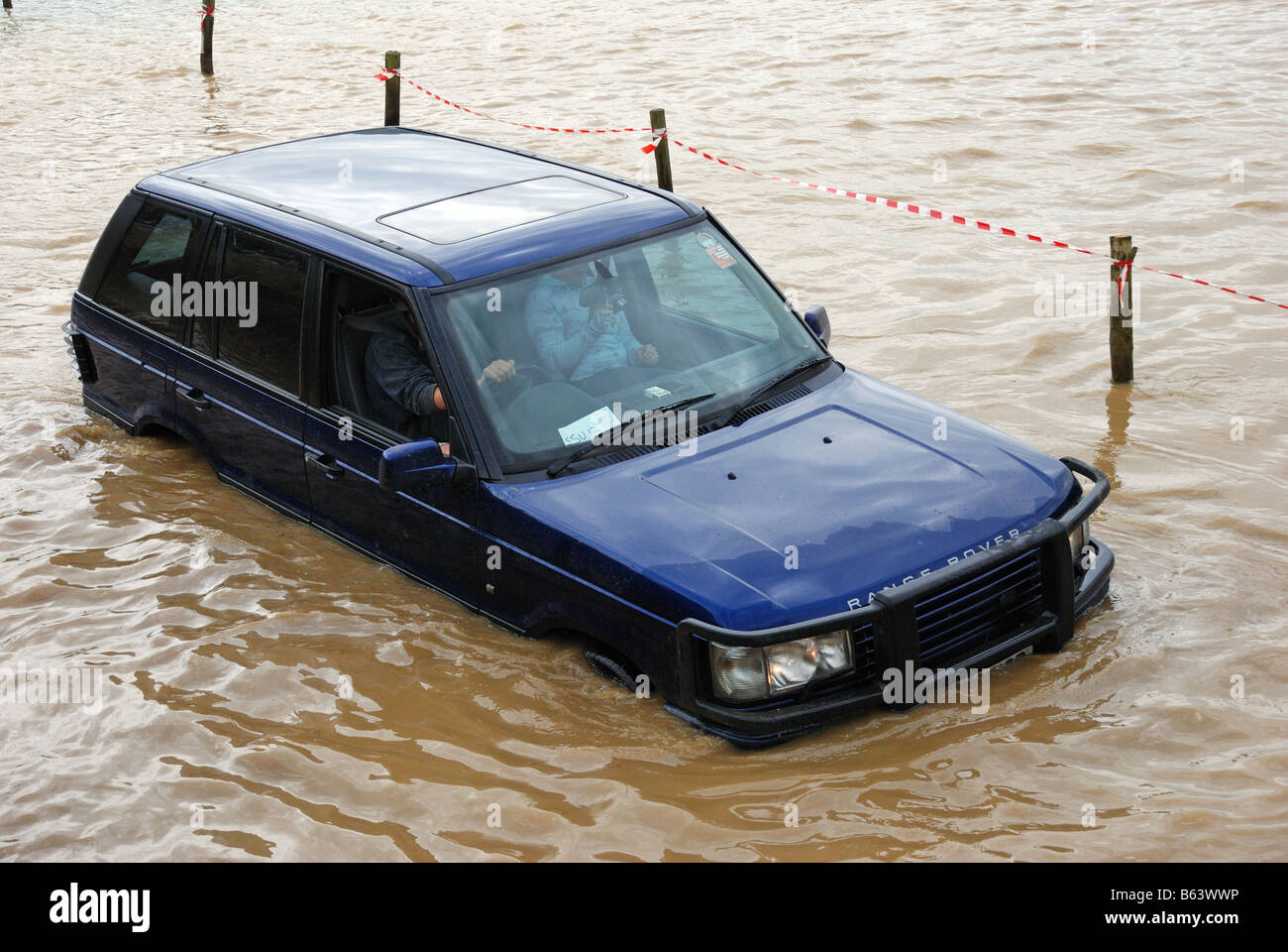 Range Rover crossing water with headlights shorting to on Registration number N709 NGP 4WD four wheel drive LRM Show Billing Stock Photo