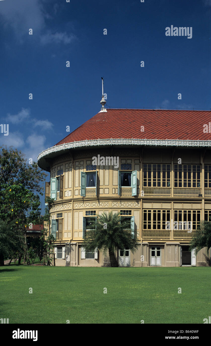 Vimanmek Teak Mansion, built in 1868, in the groungs of Chitlada Palace, Bangkok, Thailand. World's largest teak dwelling. Stock Photo