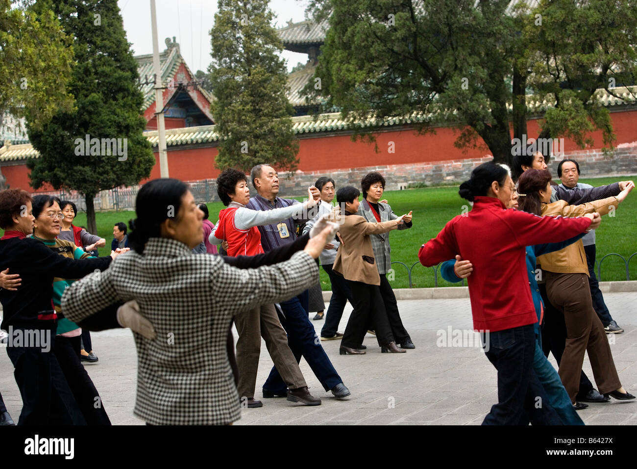 China, Beijing, Temple of Heaven Park. Morning exercises. Ballroom dancing Stock Photo