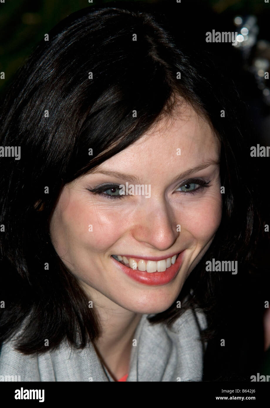 UNITED KINGDOM, ENGLAND, 29th November 2008. Pop singer Sophie Ellis Bextor switches on the Christmas tree lights in Alfriston. Stock Photo